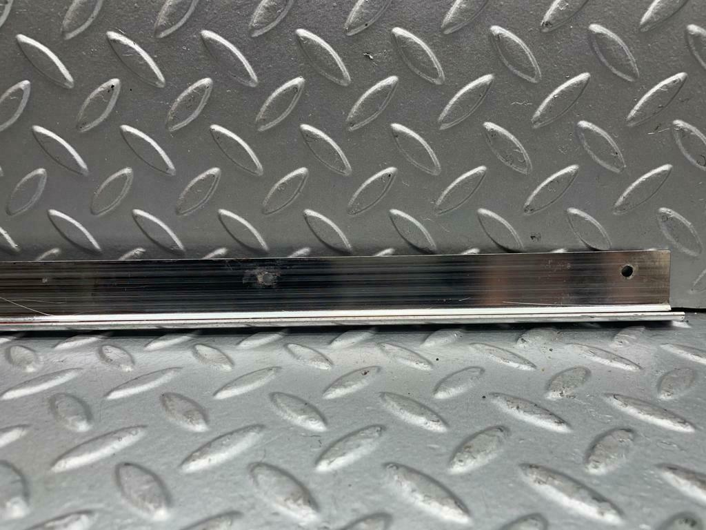 0037 Mercedes-Benz W116 Roof Chrome Trim Middle