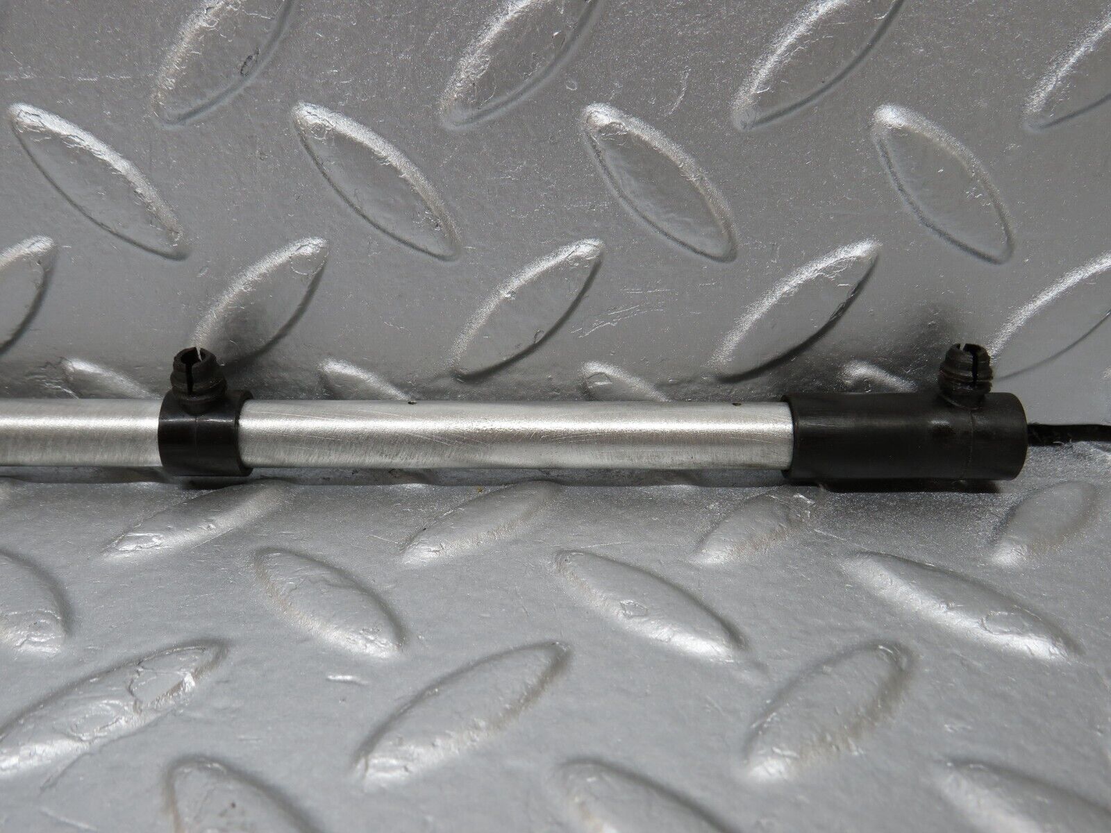 34550 Mercedes-Benz C126 380SEC Coupe Camshaft Oil Tube