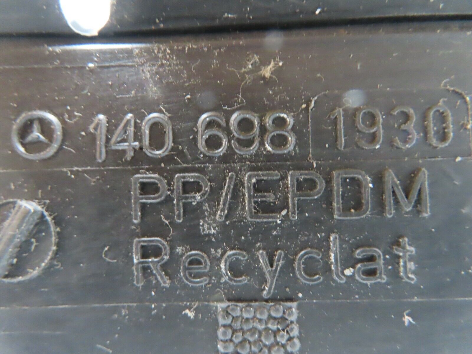 19734 Mercedes-Benz C140 CL420 Coupe Front Left Fender Wing Splash Guard 1406981930