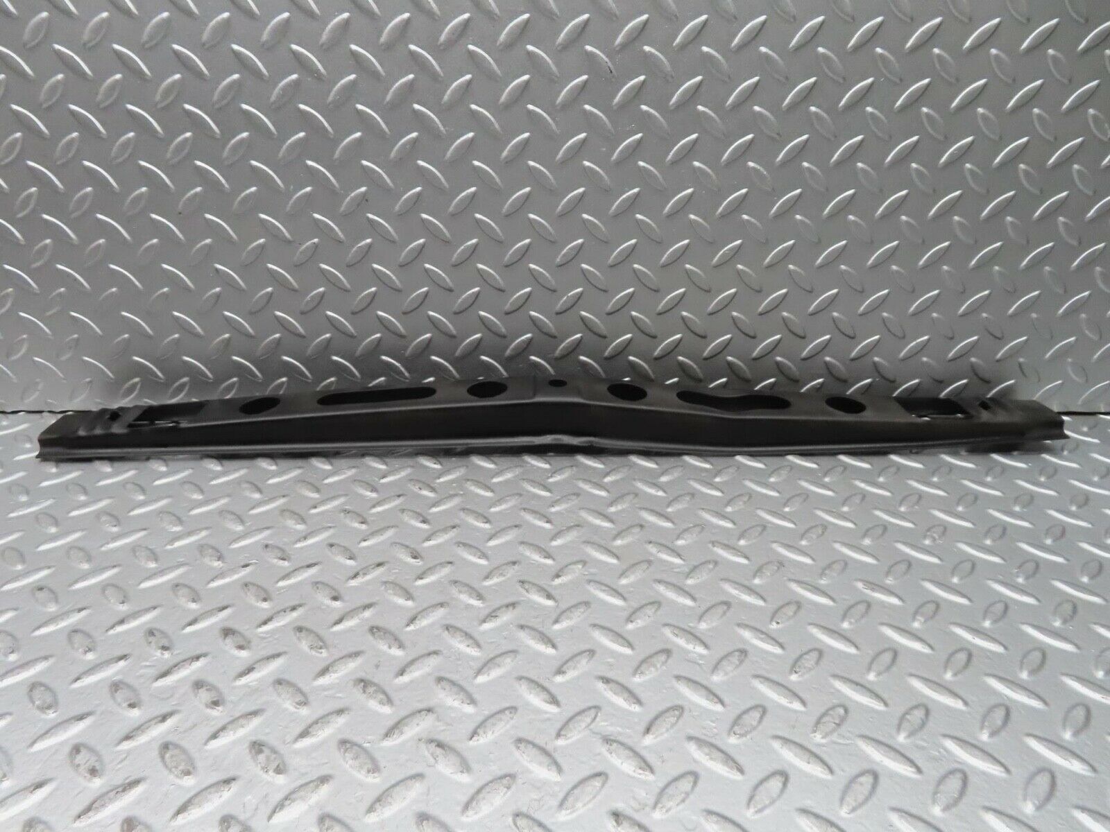 15351 Mercedes-Benz W123 230E Front Bumper Centre Bracket