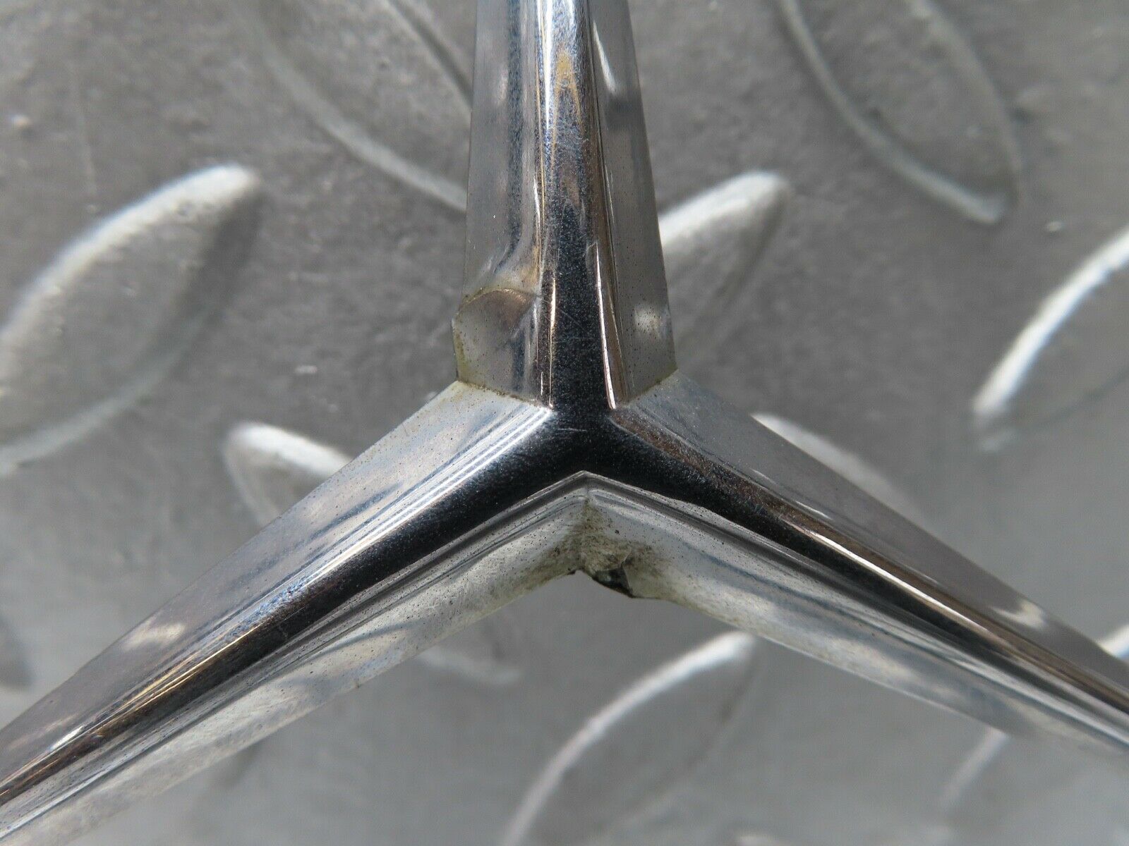 17695 Mercedes-Benz W116 450SEL Trunk Lid Badge Emblem 1167580058