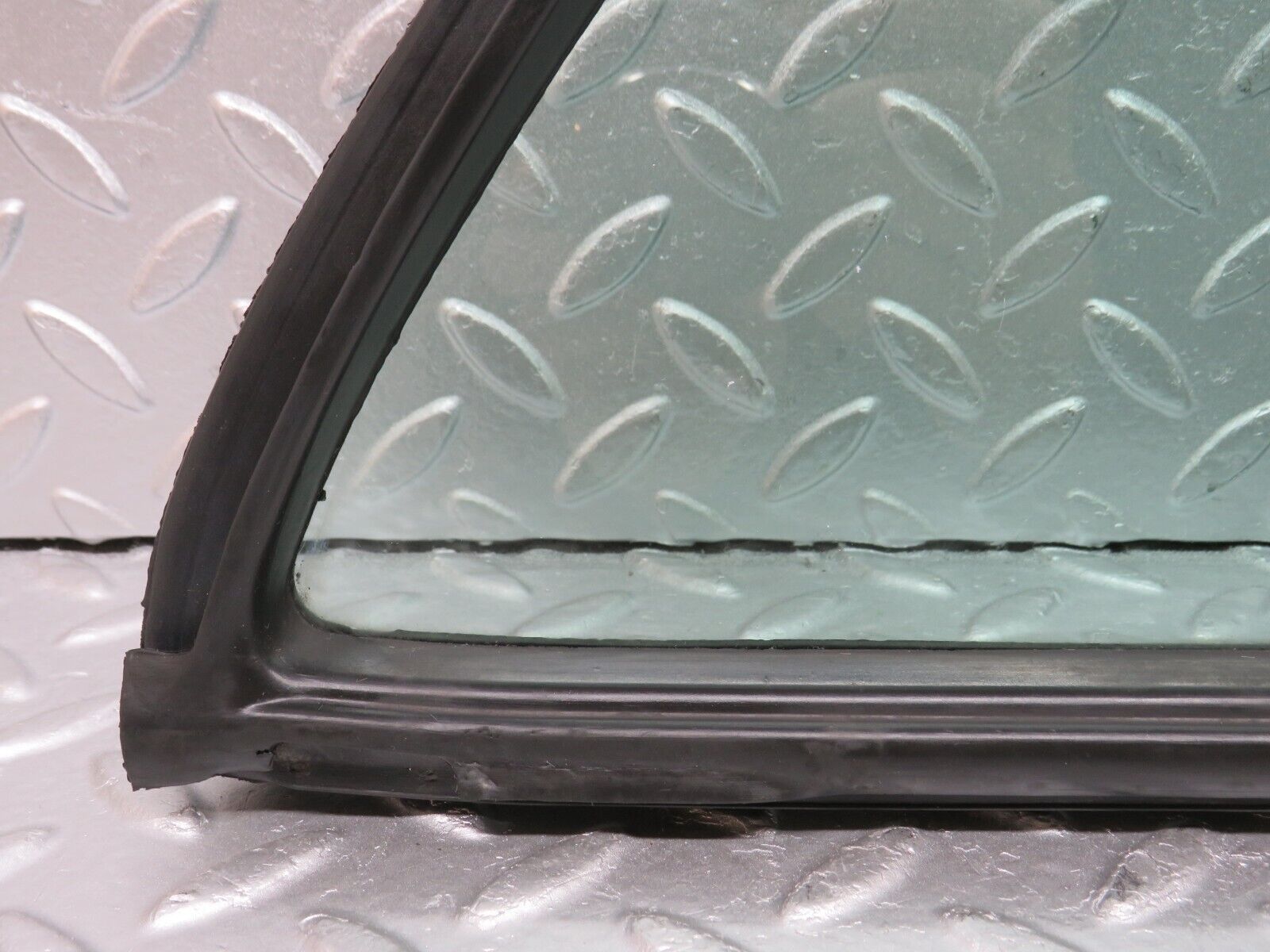 33142 Mercedes-Benz W123 Rear Right Quarter Window Glass 1237350224