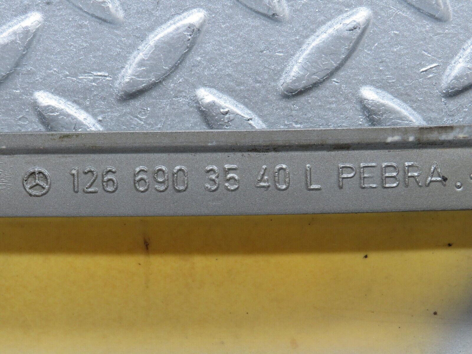 35968 Mercedes-Benz W126 420SE Front Left Fender Wing Moulding Trim 1266903540