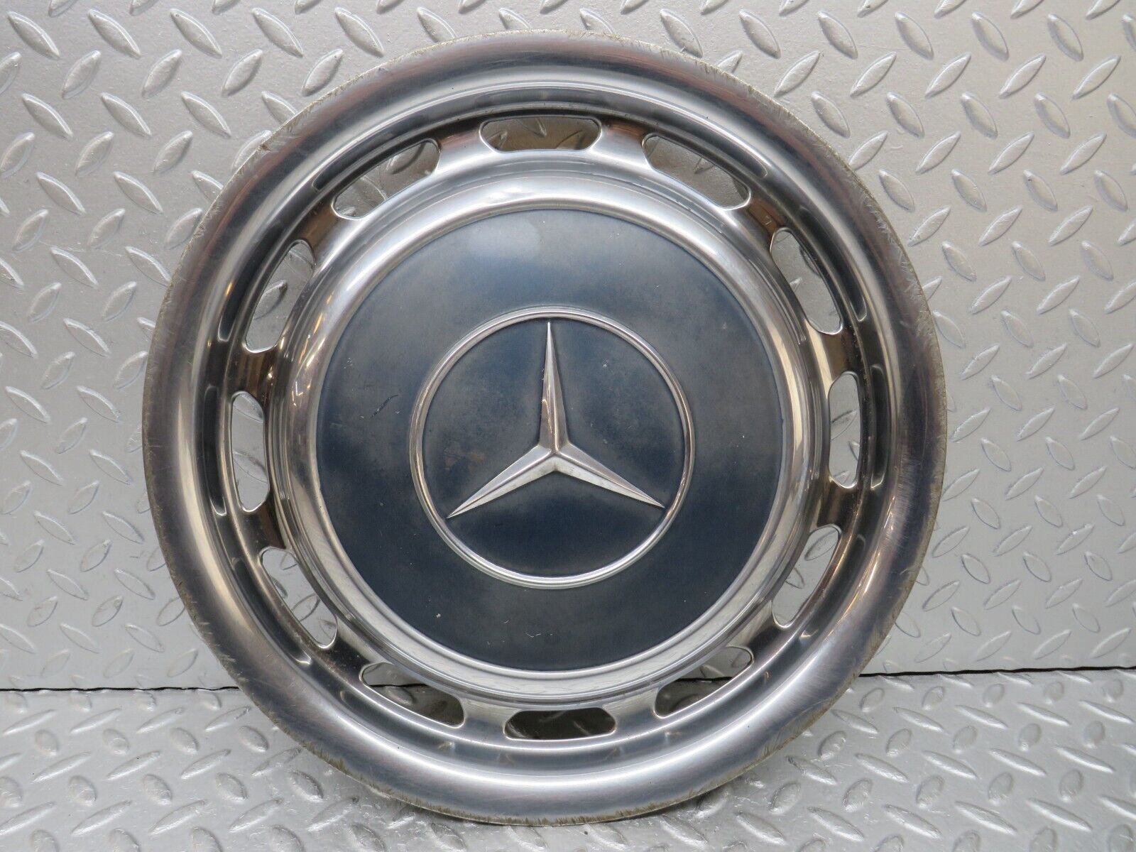 37467 Mercedes-Benz W109 300SEL Wheel Hub Cap 14"
