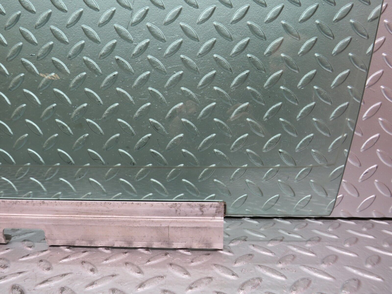 27634 Mercedes-Benz S124 300TE Wagon Front Left Door Window Glass