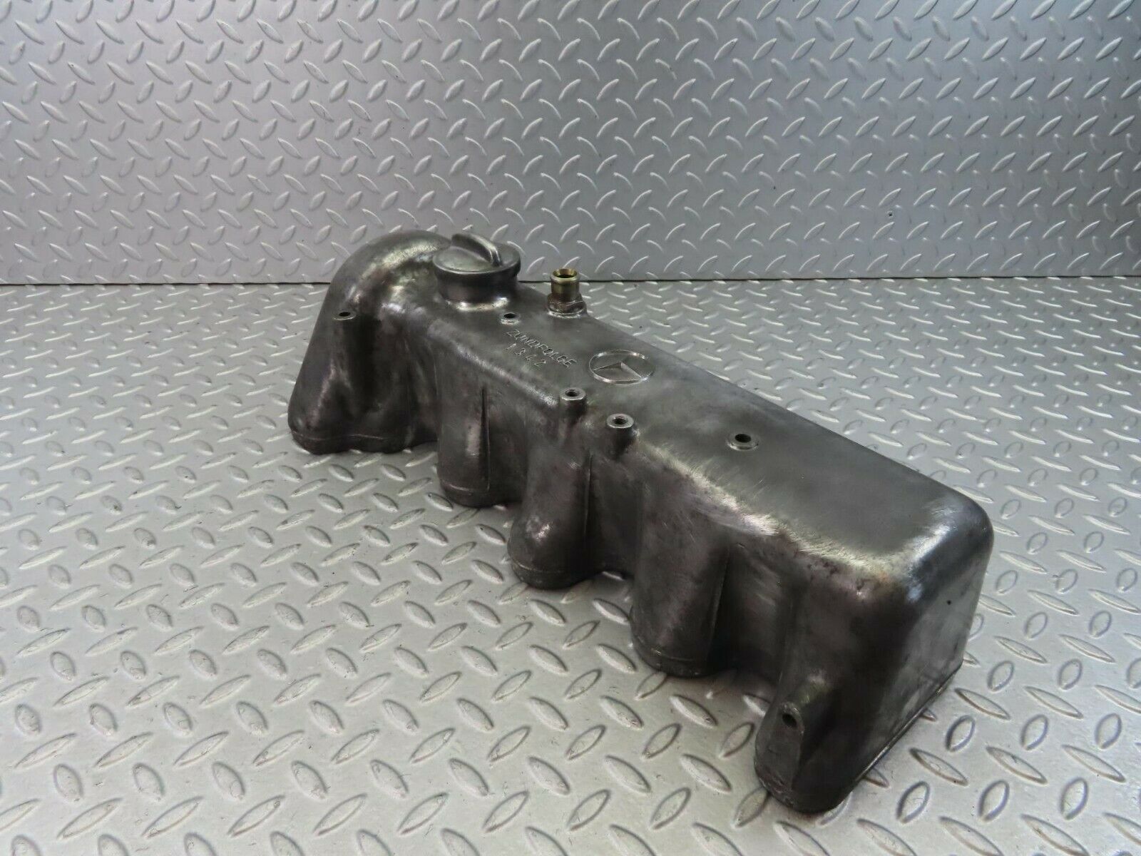 8681 Mercedes-Benz W115 Cylinder Head Valve Cover 6150160105