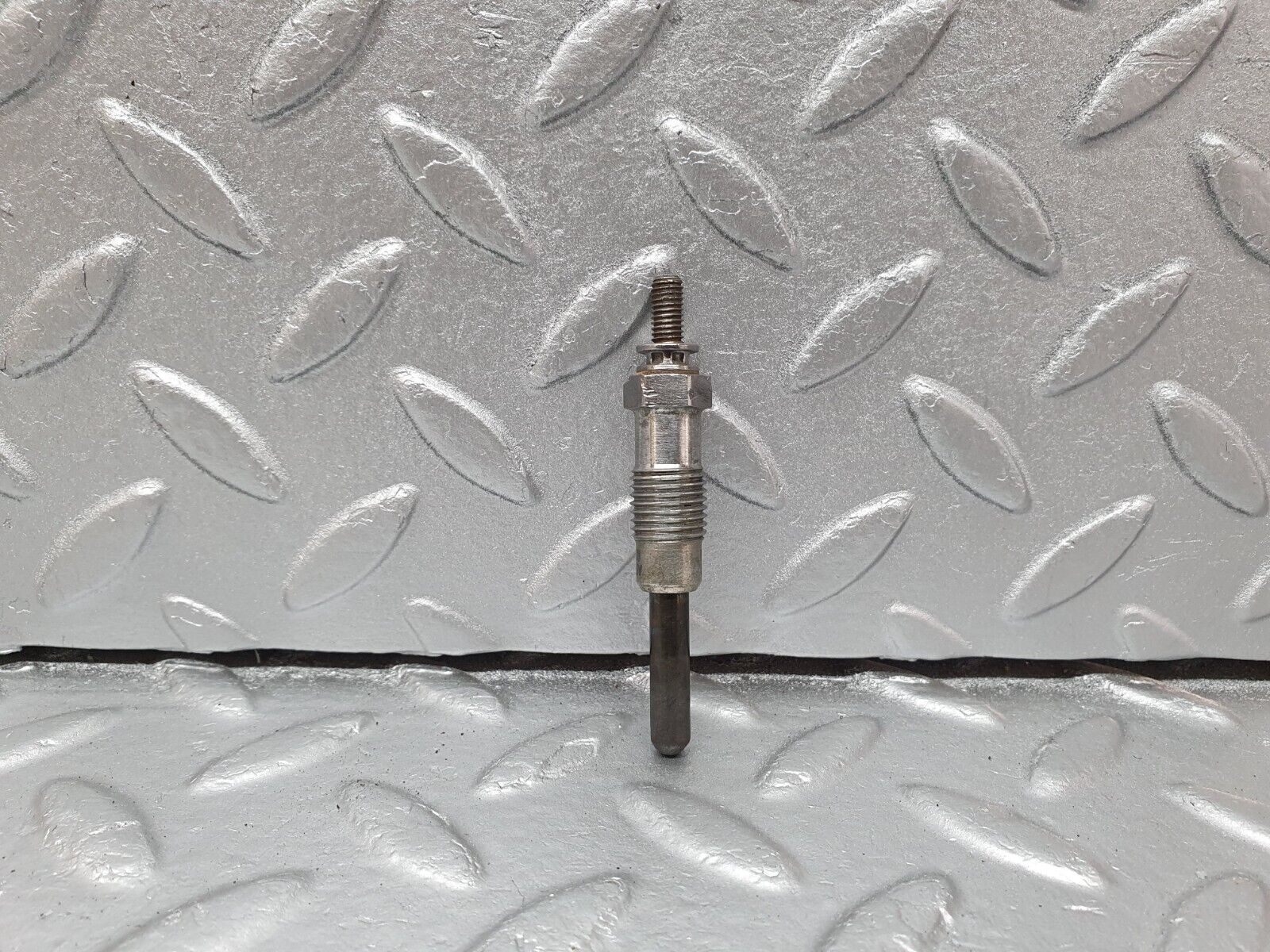 40845 Mercedes-Benz W123 300D Glow Plug Beru 0100221107