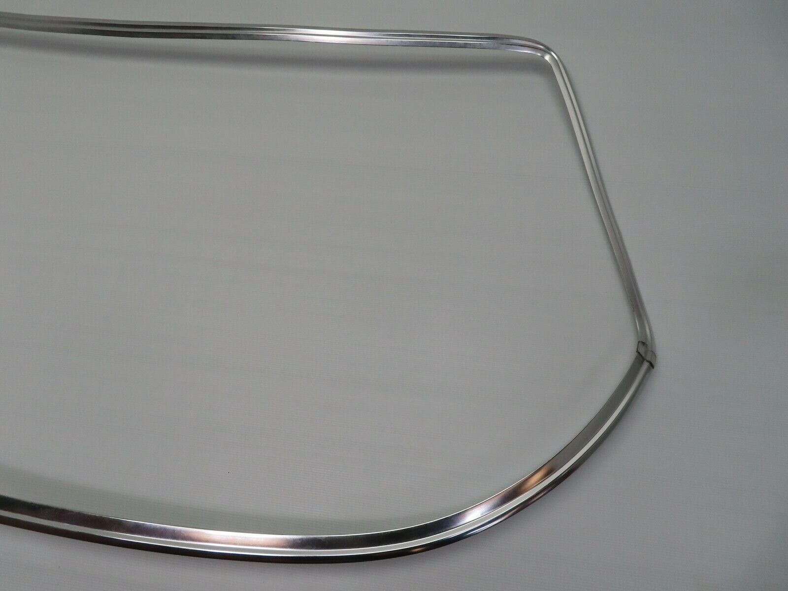 7173 Mercedes-Benz C107 350 SLC Rear Windscreen Chrome Frame