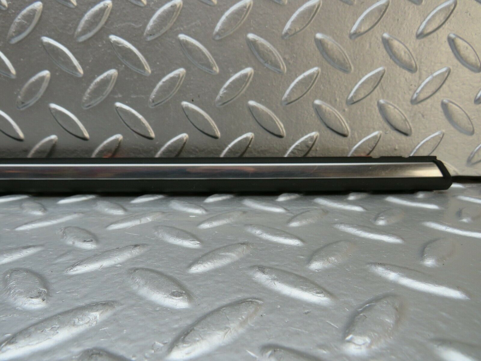 24008 Mercedes-Benz W123 280E Front Left Door Centre Moulding Trim