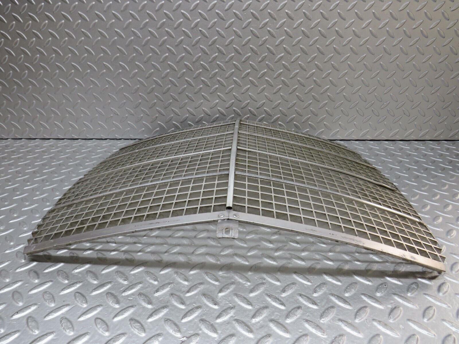 37583 Mercedes-Benz W109 300SEL Bonnet Grill With Chrome Trims