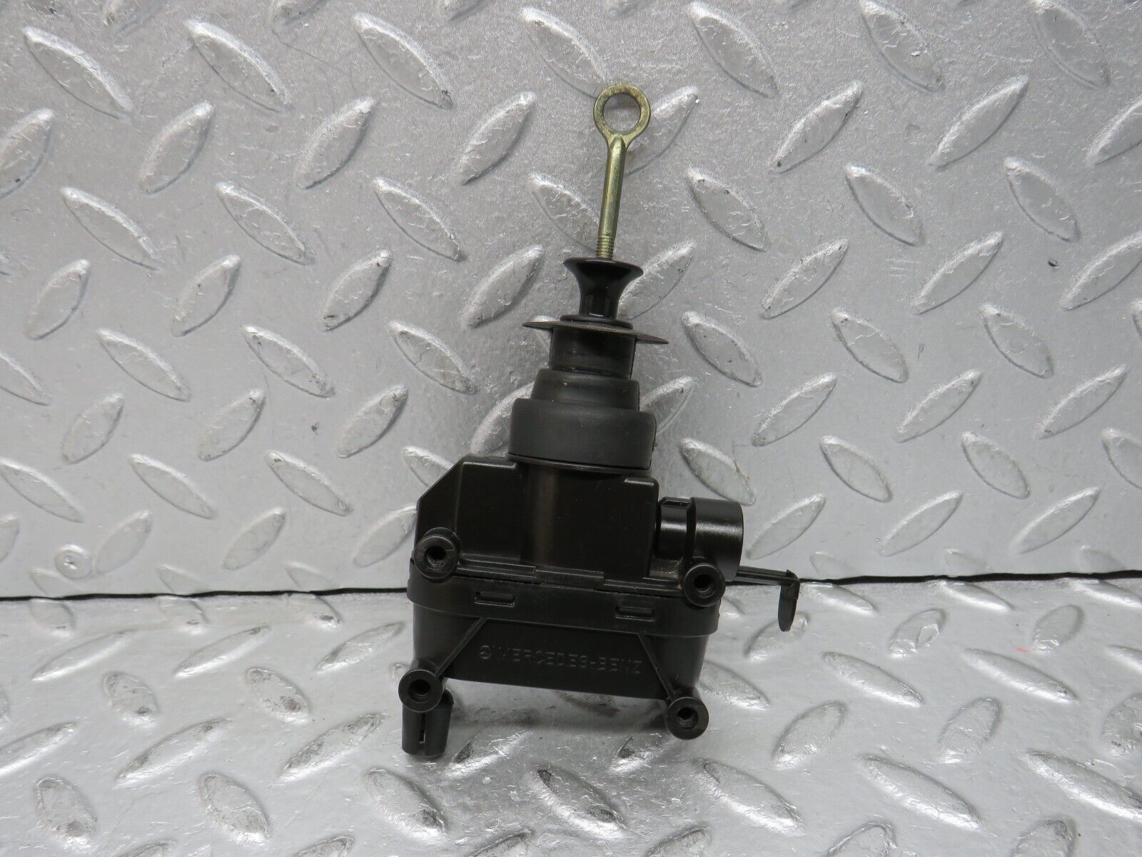 37772 Mercedes-Benz A124 320E Cabriolet Left Door Lock Vacuum Actuator