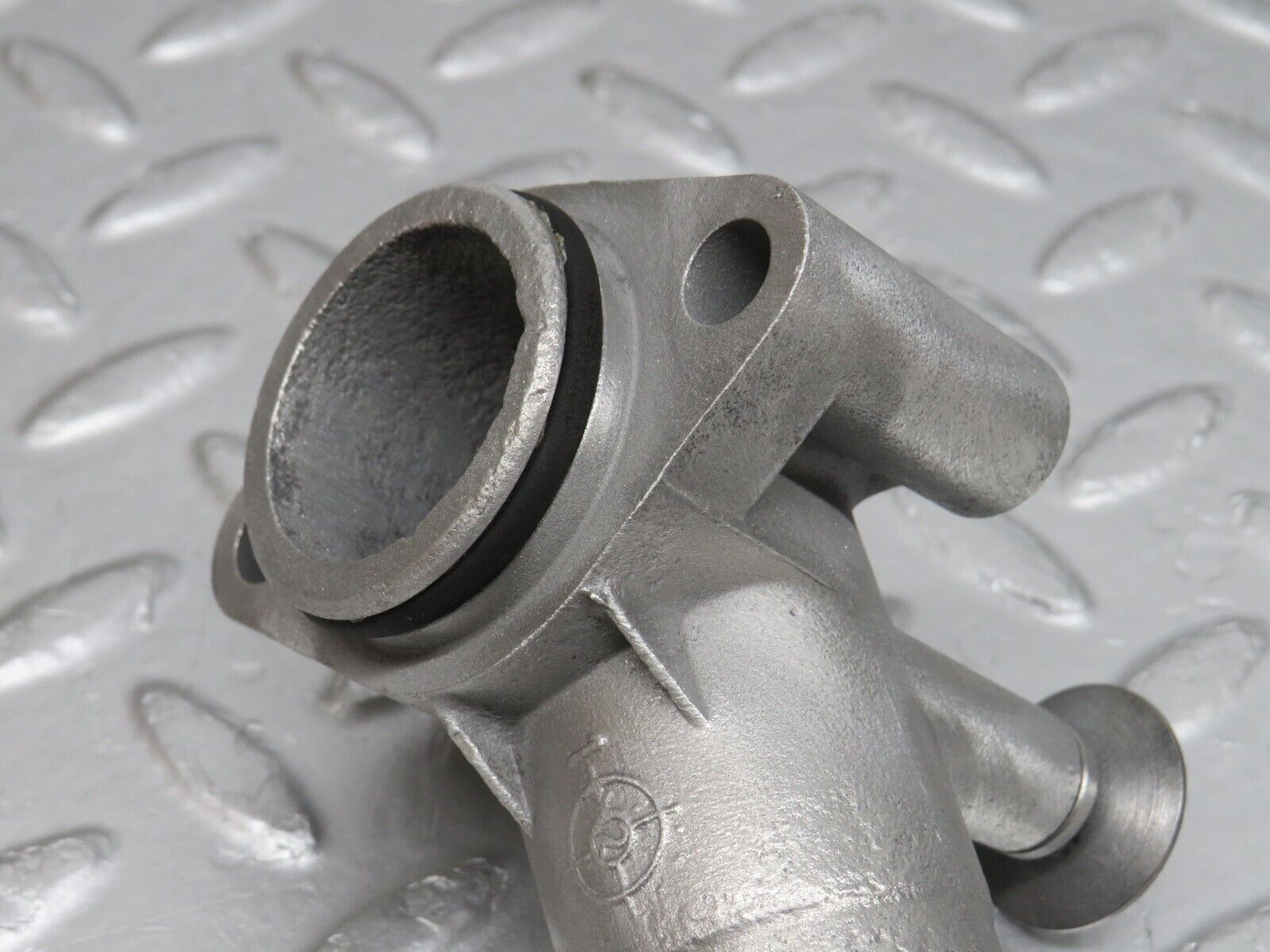 38110 Mercedes-Benz A124 320E Cabriolet Coolant Flange Pipe 1042030431