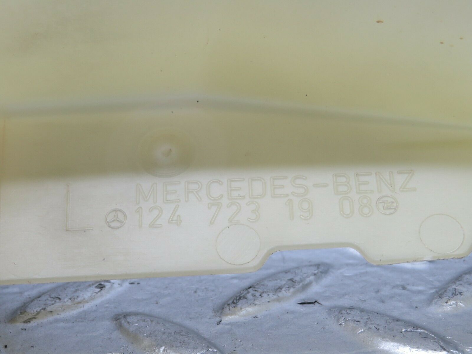 22450 Mercedes-Benz C124 E220 Left Door Lock Mechanism Cover 1247231908
