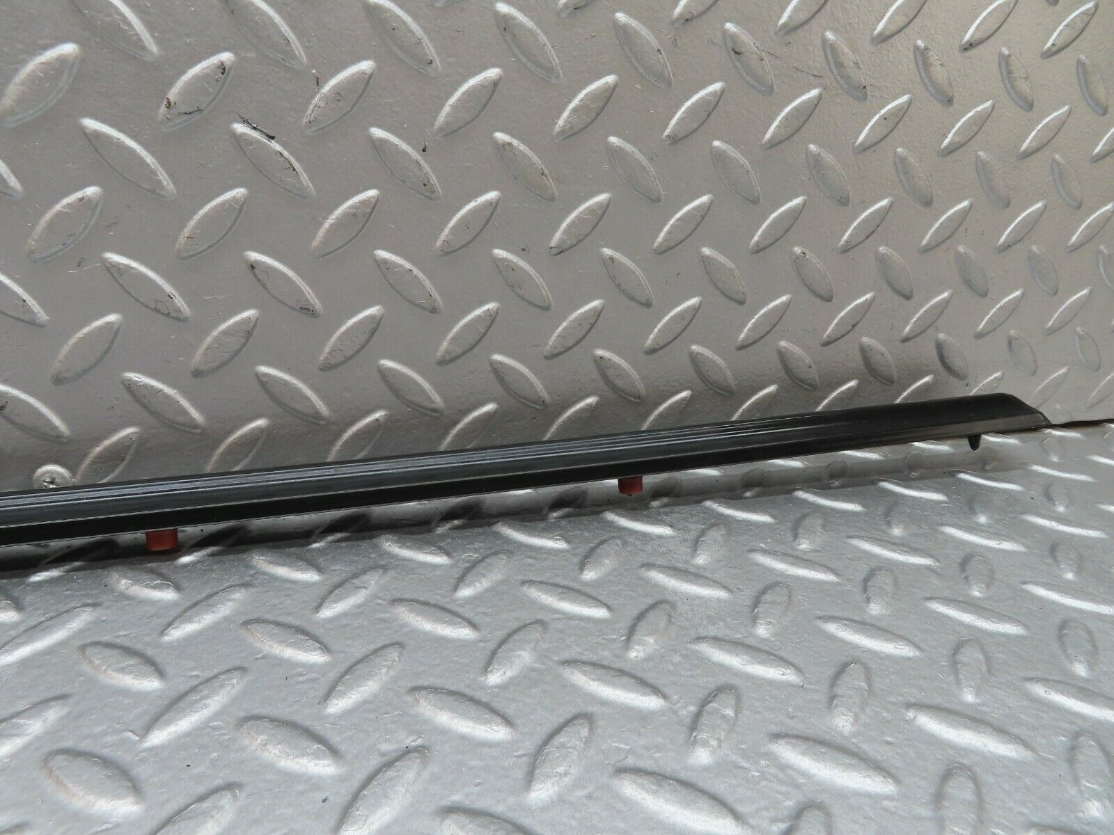 18006 Mercedes-Benz W123 200 Front Right Door Centre Moulding Trim