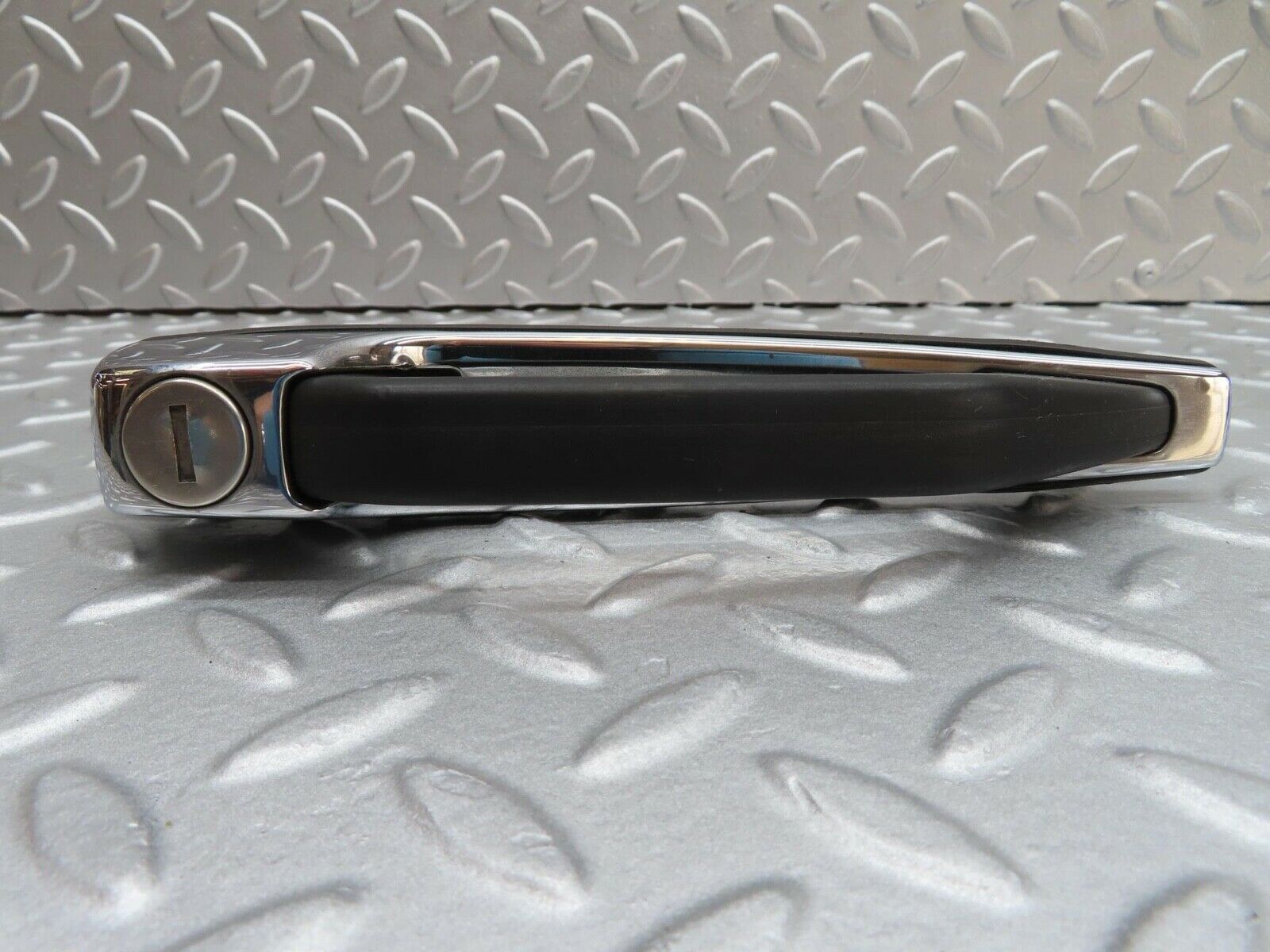 15968 Mercedes-Benz W123 280E Front Left Exterior Door Handle No Key