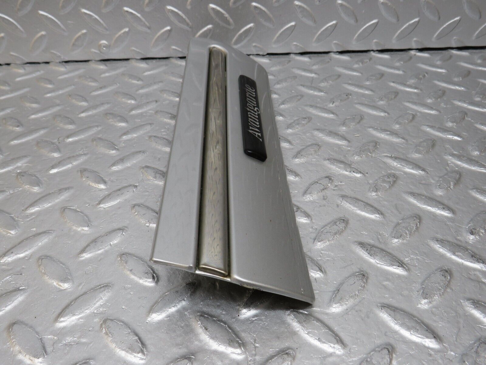 34717 Mercedes-Benz W210 320E Front Right Fender Wing Centre Moulding Trim 21069002