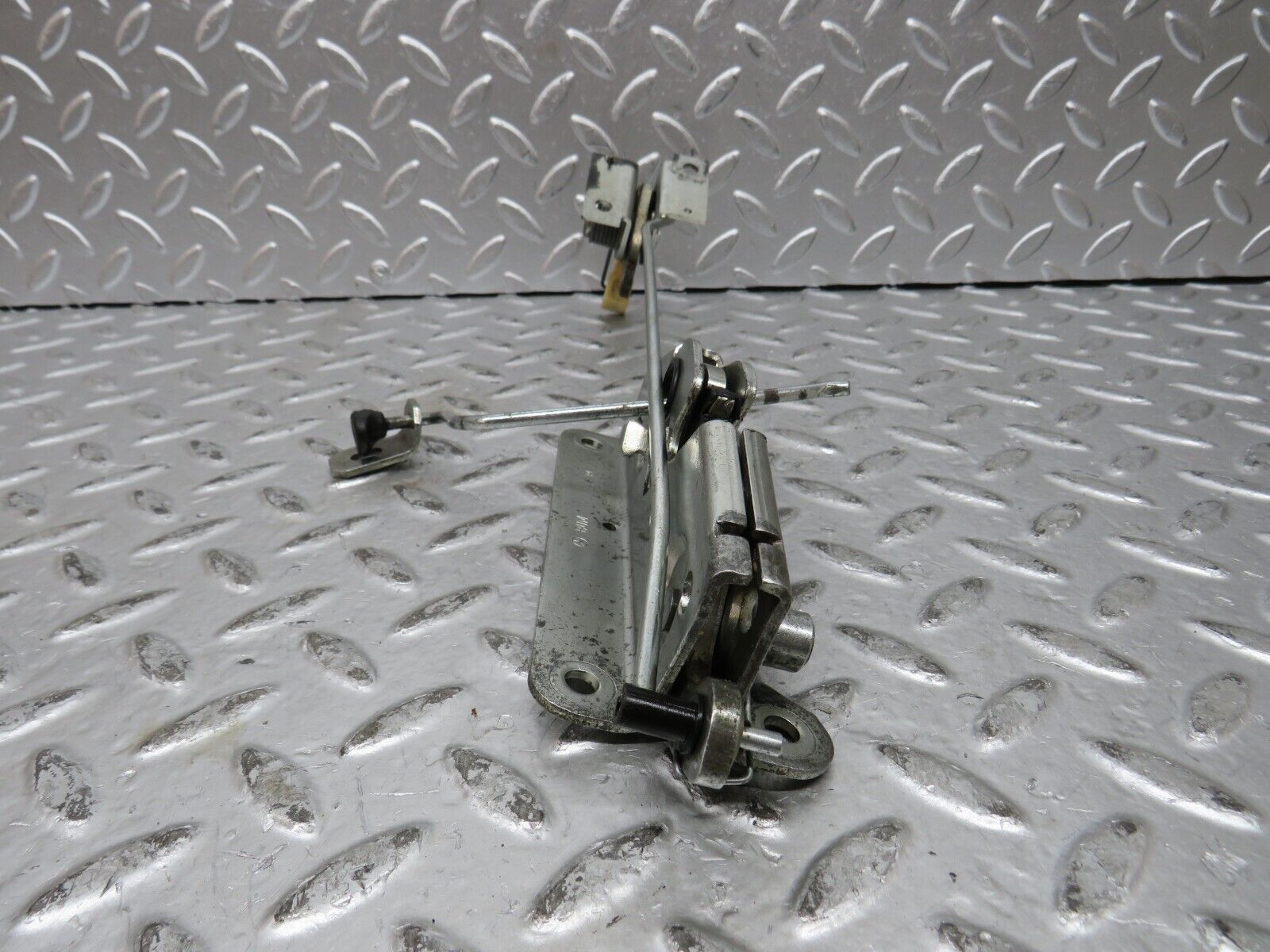 27836 Mercedes-Benz S124 300TE Wagon Rear Left Seat Bench Locking Mechanism