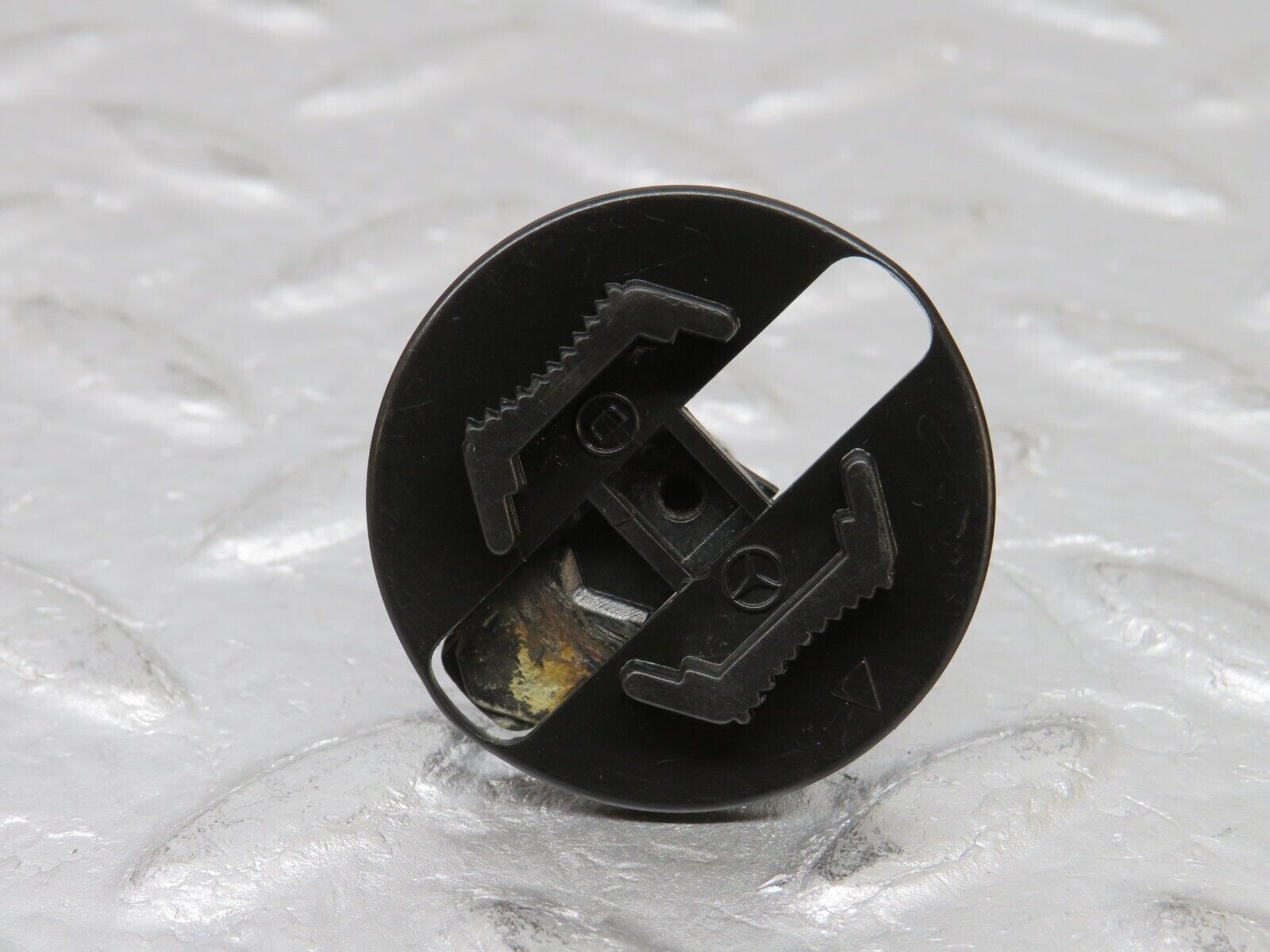 37814 Mercedes-Benz A124 320E Cabriolet Radiator Fan Shroud Holder 2x