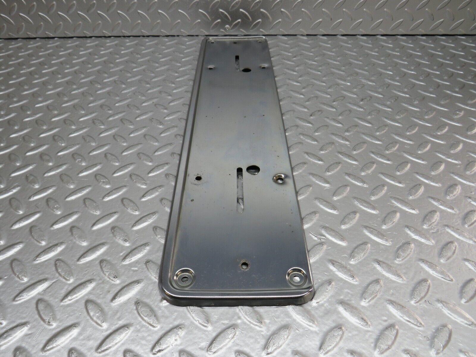 32512 Mercedes-Benz S124 300TE Wagon Rear number Plate Holder