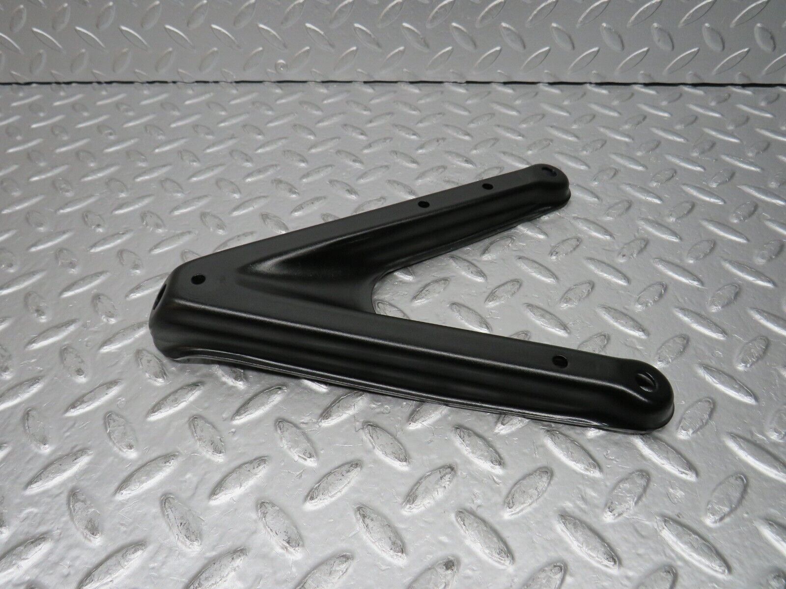 31472 Mercedes-Benz S124 220TE Wagon Air Intake Manifold Bracket