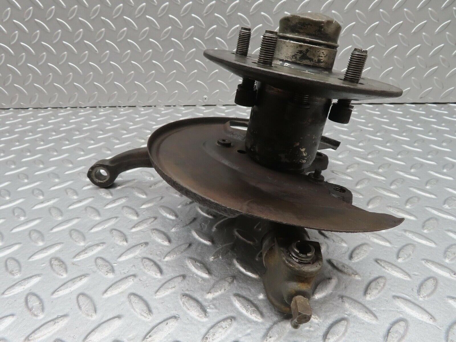 12990 Mercedes-Benz W111 220SE Front Left Wheel Hub