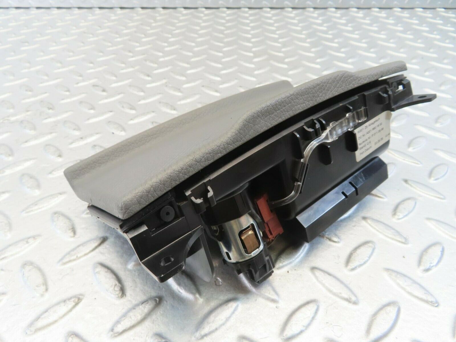 11130 Mercedes-Benz W221 S320 Ashtray 2216801652