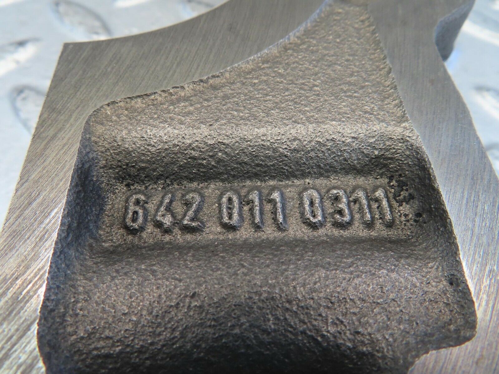 11287 Mercedes-Benz W221 S320 Crankshaft Bearing Holder Block 6420110311