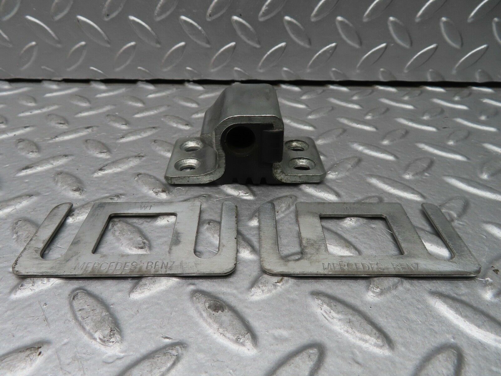 21516 Mercedes-Benz W126 300SE Door Lock Latch Right Side