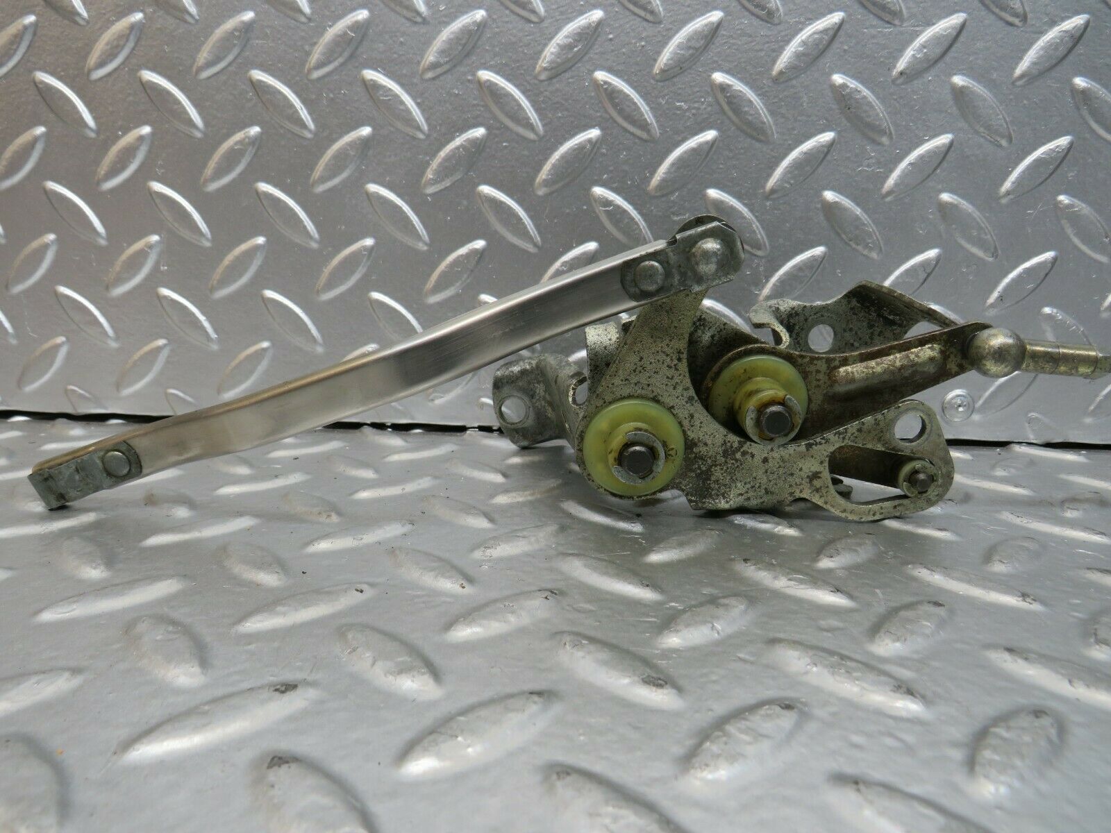 23402 Mercedes-Benz W116 350SE Throttle Linkage