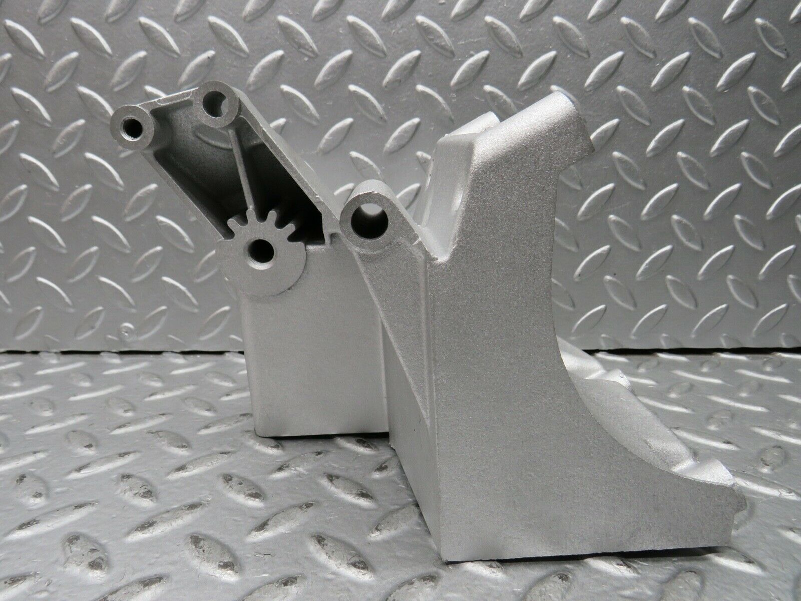 21898 Mercedes-Benz W126 300SE Power Steering Pump Bracket 1264660641