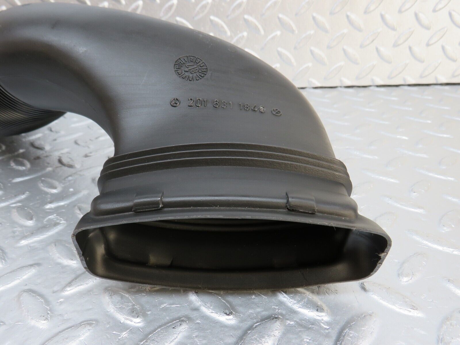 33584 Mercedes-Benz W201 190E 2.0L Air Duct Pipe Hose Right 2018311846 2018311646