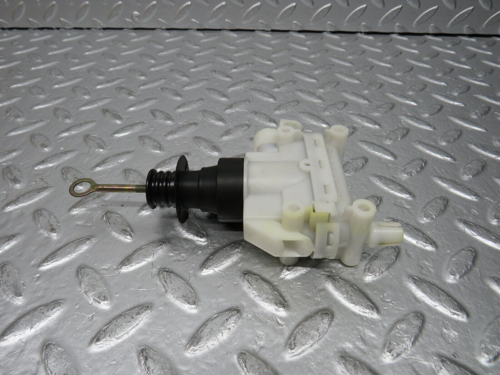 31395 Mercedes-Benz S124 220TE Door Lock Vacuum Actuator Hella Front Right