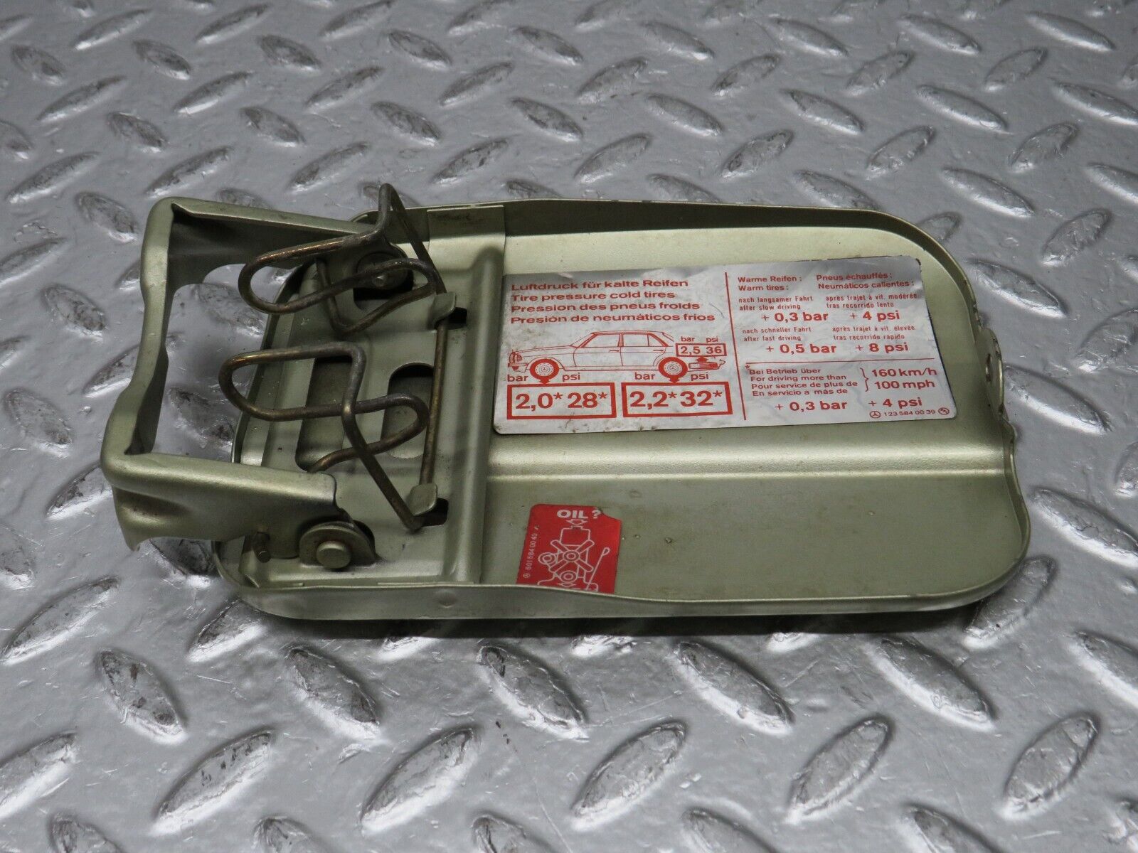 0565 Mercedes-Benz W123 230E Fuel Tank Flap Cap 1235840039