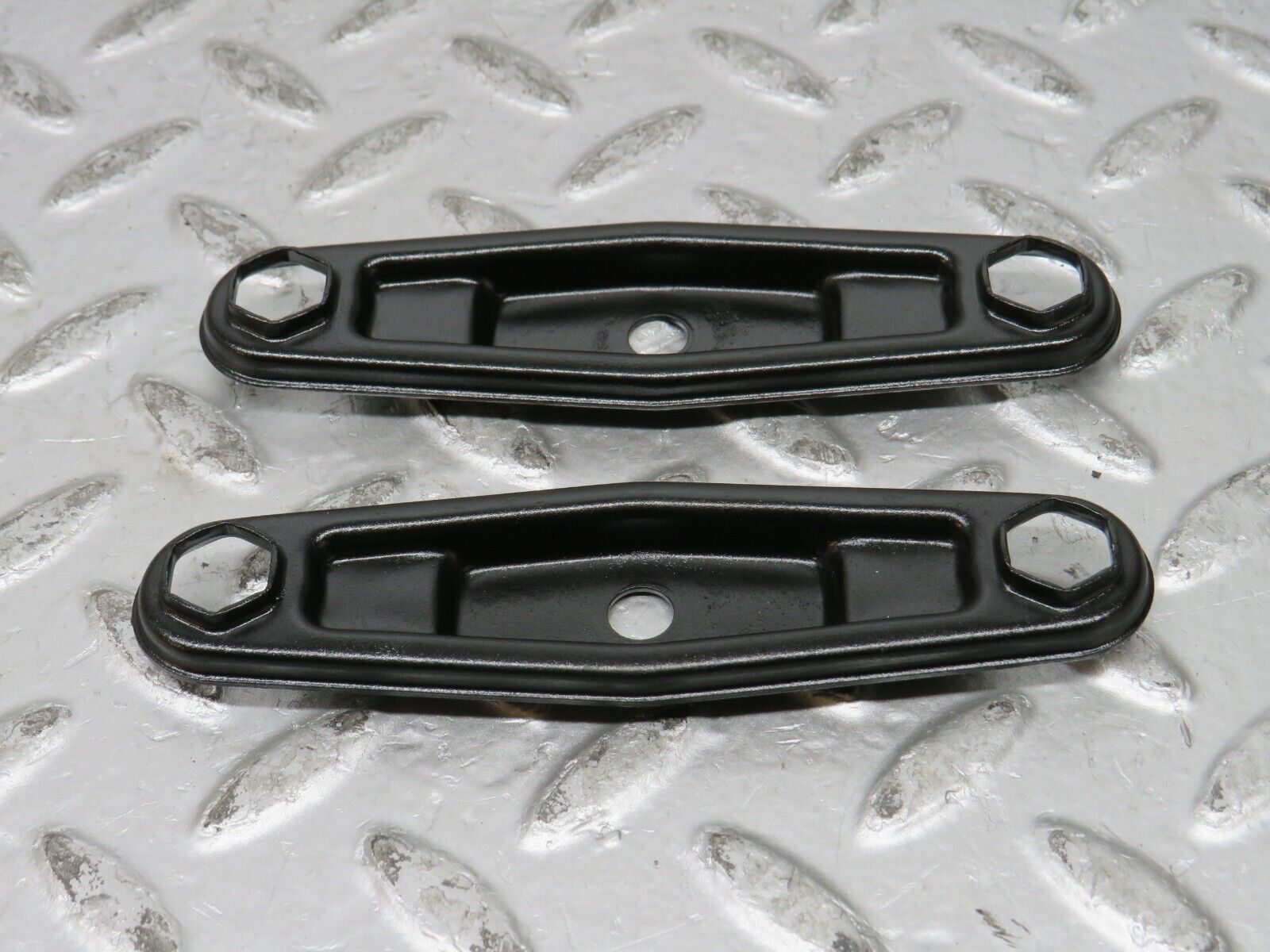 32152 Mercedes-Benz W123 230E Fuel Injector Bracket