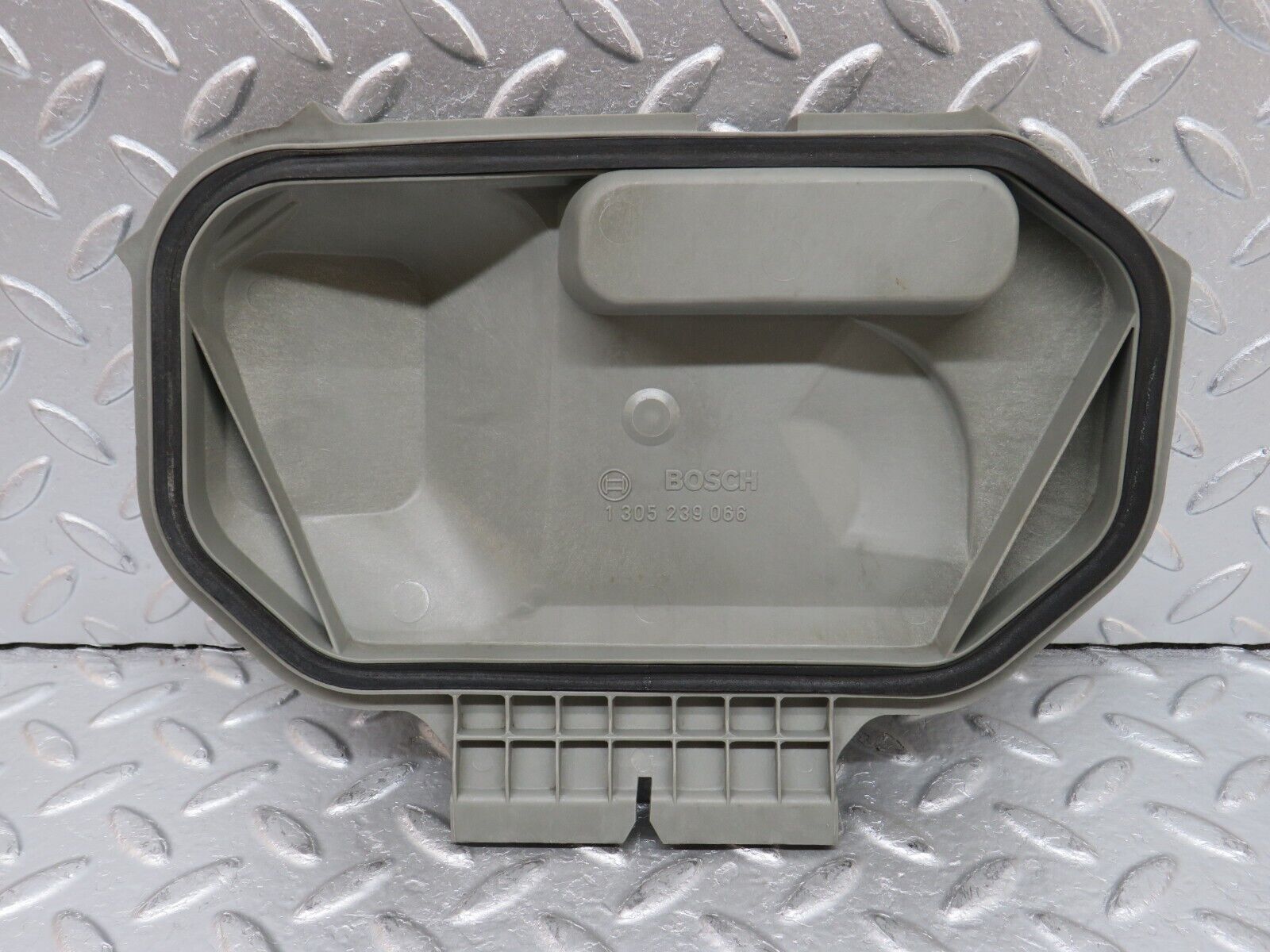33163 Mercedes-Benz W124 Bosch Headlight Cover Right 1305239066