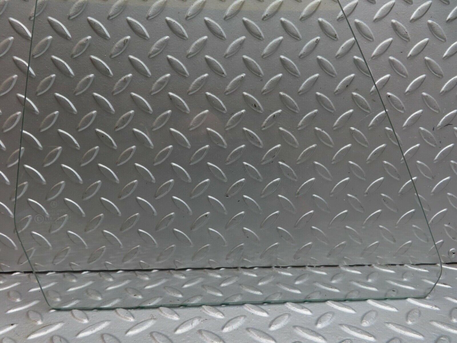 13891 Mercedes-Benz C107 280SLC Rear Left Side Quarter Window