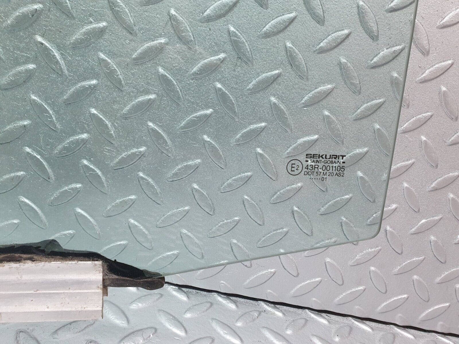 41406 Mercedes-Benz W124 200E Rear Left Door Window Glass