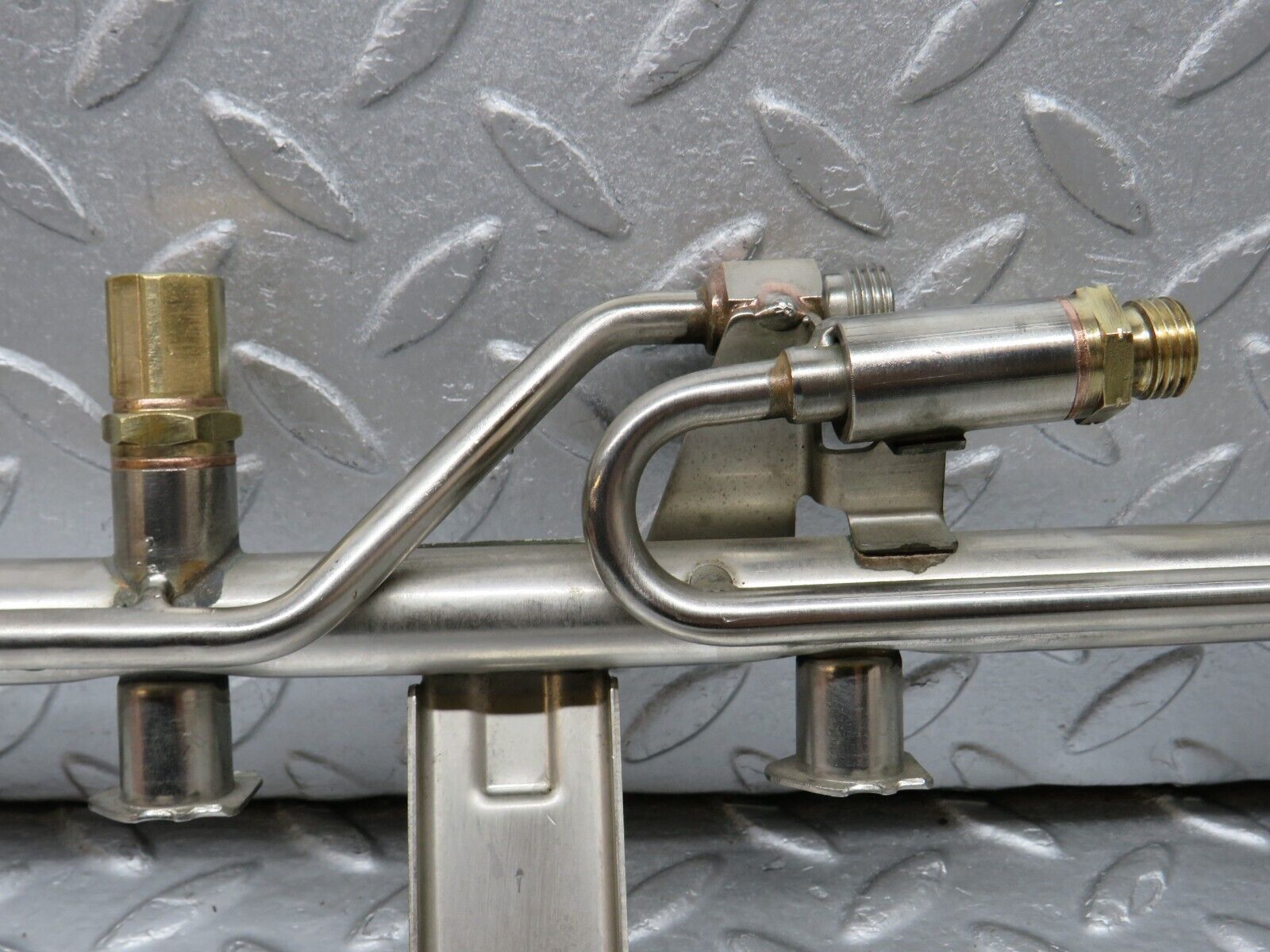 39441 Mercedes-Benz R129 320SL Coupe Fuel Injector Rail With Fuel Pressure Regulator 1040701395