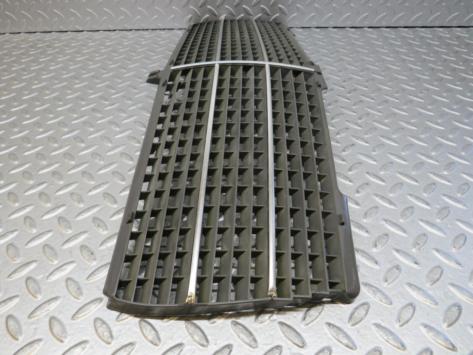 36501 Mercedes-Benz W201 190E 2.0L Bonnet Grill 2018880223