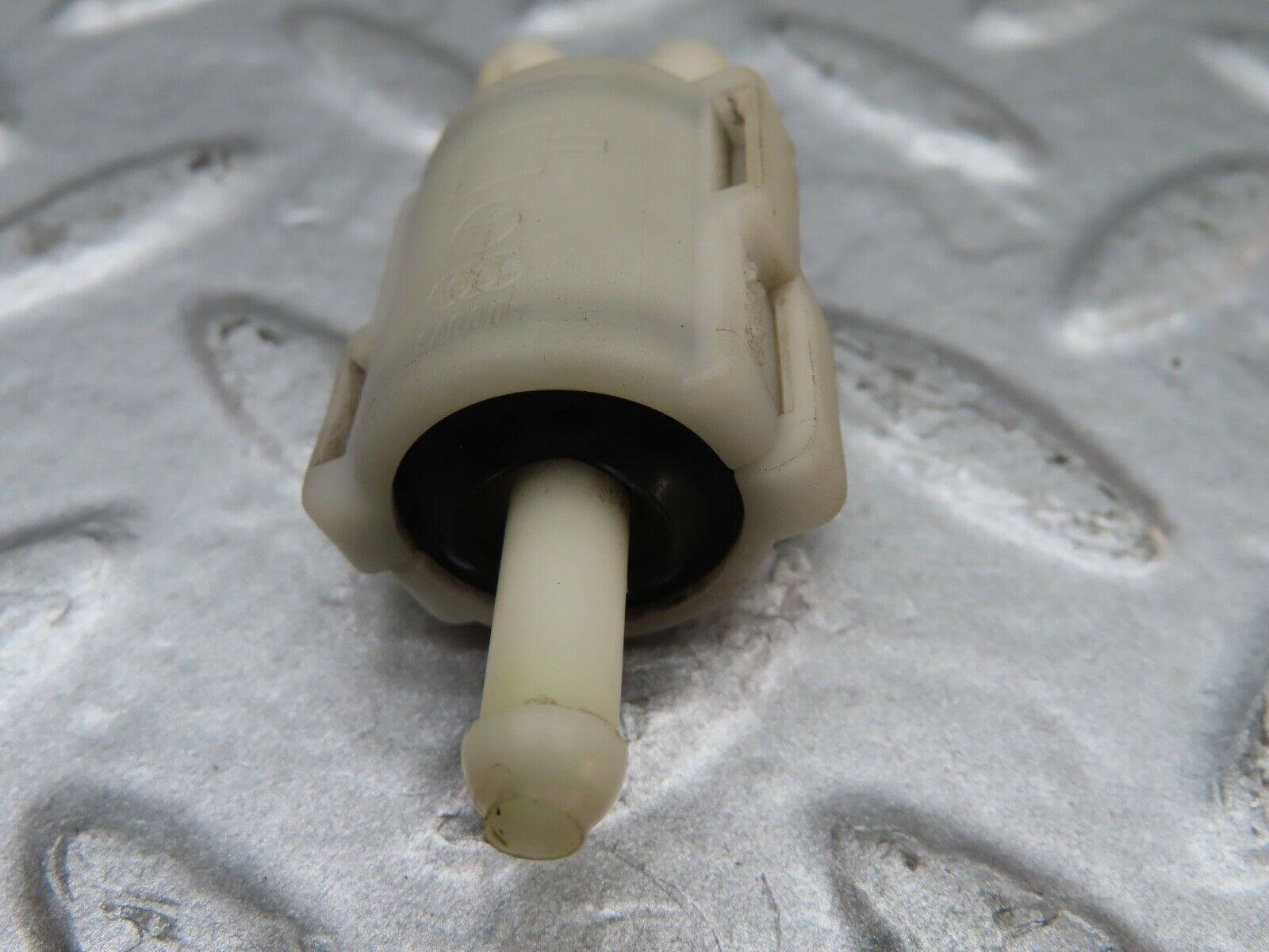 20048 Mercedes-Benz R129 300SL Coupe Windscreen Washer Fluid Distributors