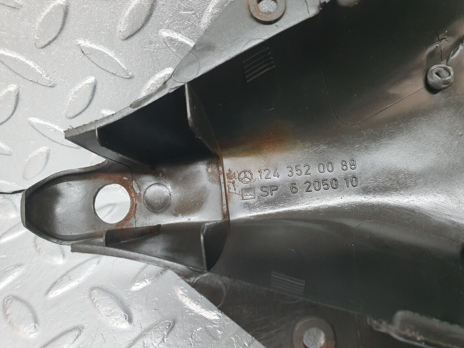 41584 Mercedes-Benz W124 200E Rear Control Arm Cover 1243520088