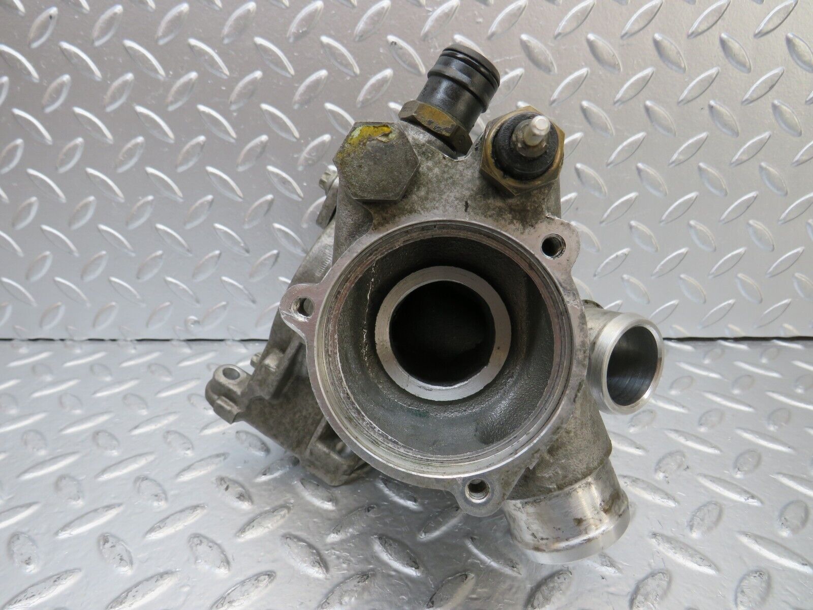 25773 Mercedes-Benz W124 280E Water Pump 1032010101