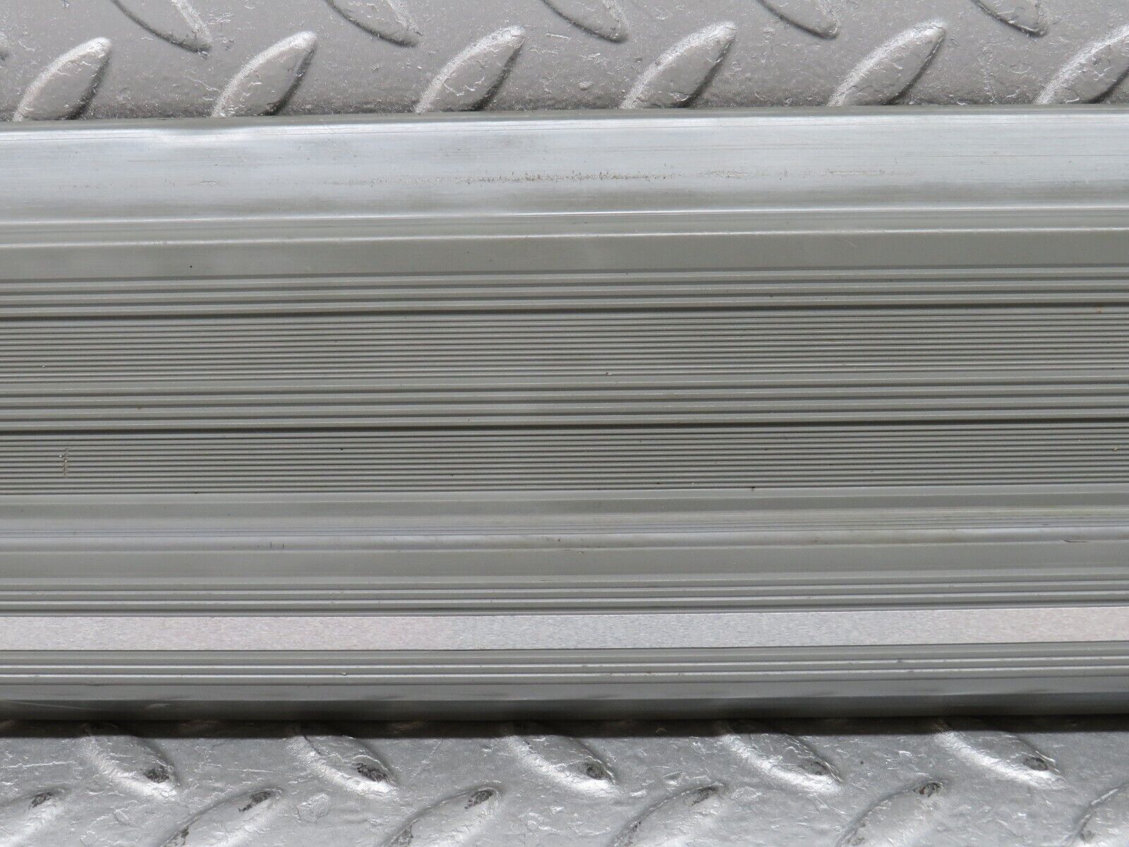 35992 Mercedes-Benz W126 420SE Rear Left Door Sill Trim Grey