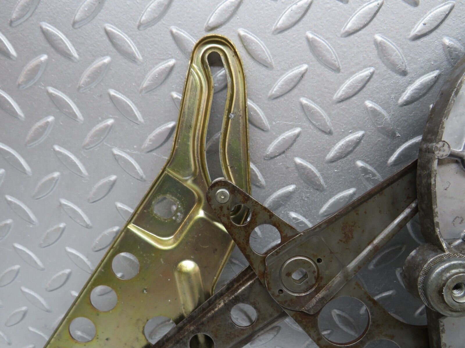 37122 Mercedes-Benz C126 420SEC Coupe Rear Right Window Regulator Mechanism