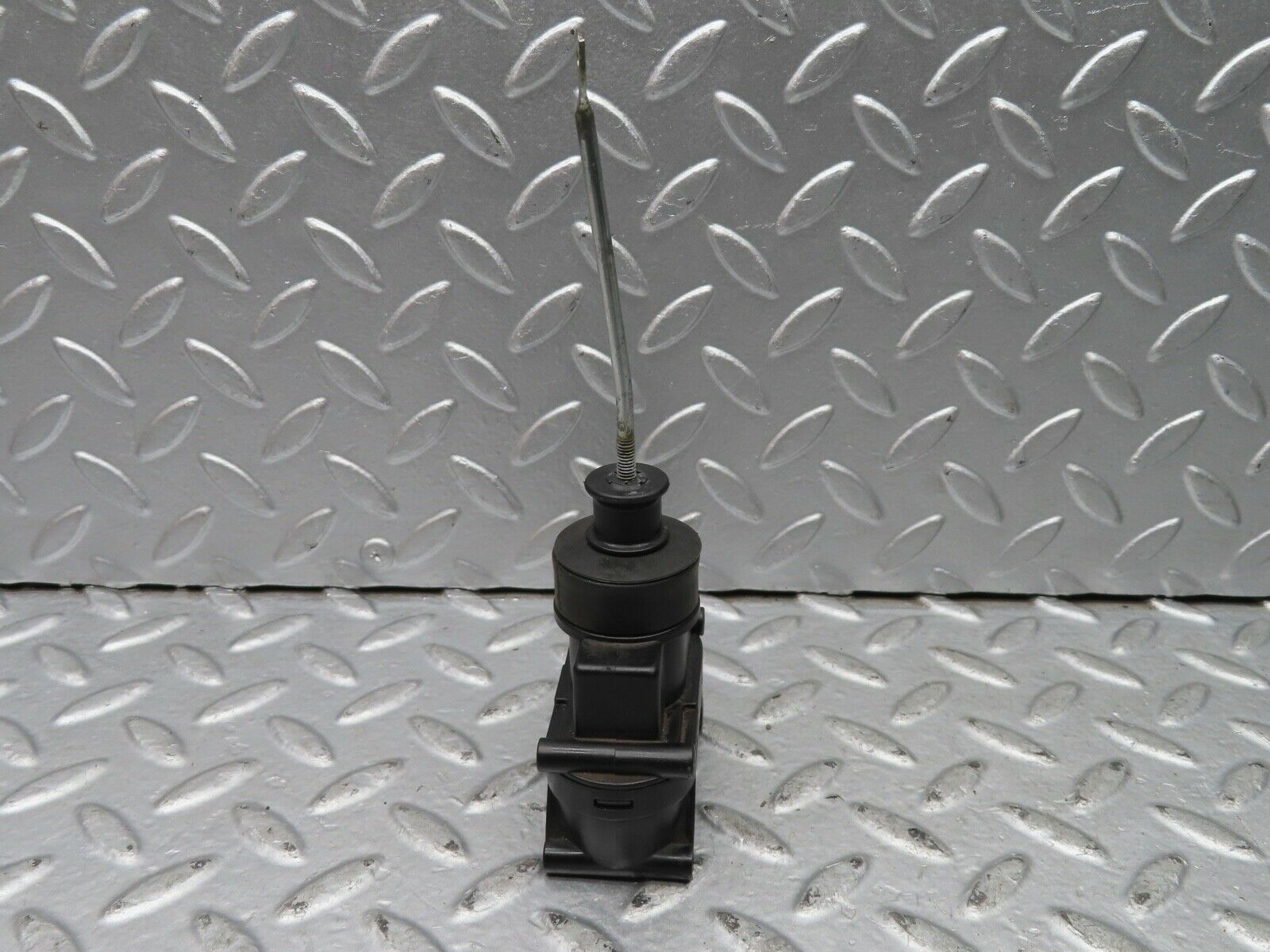 21442 Mercedes-Benz W126 300SE Front Door Lock Vacuum Actuator