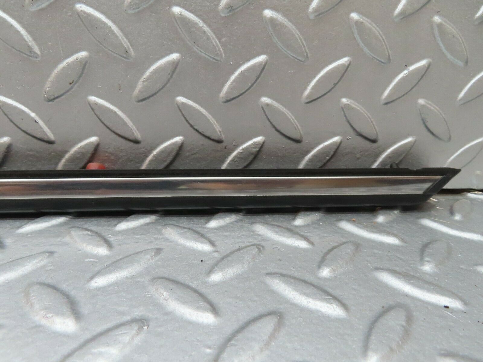 18005 Mercedes-Benz W123 200 Rear Right Door Centre Moulding Trim