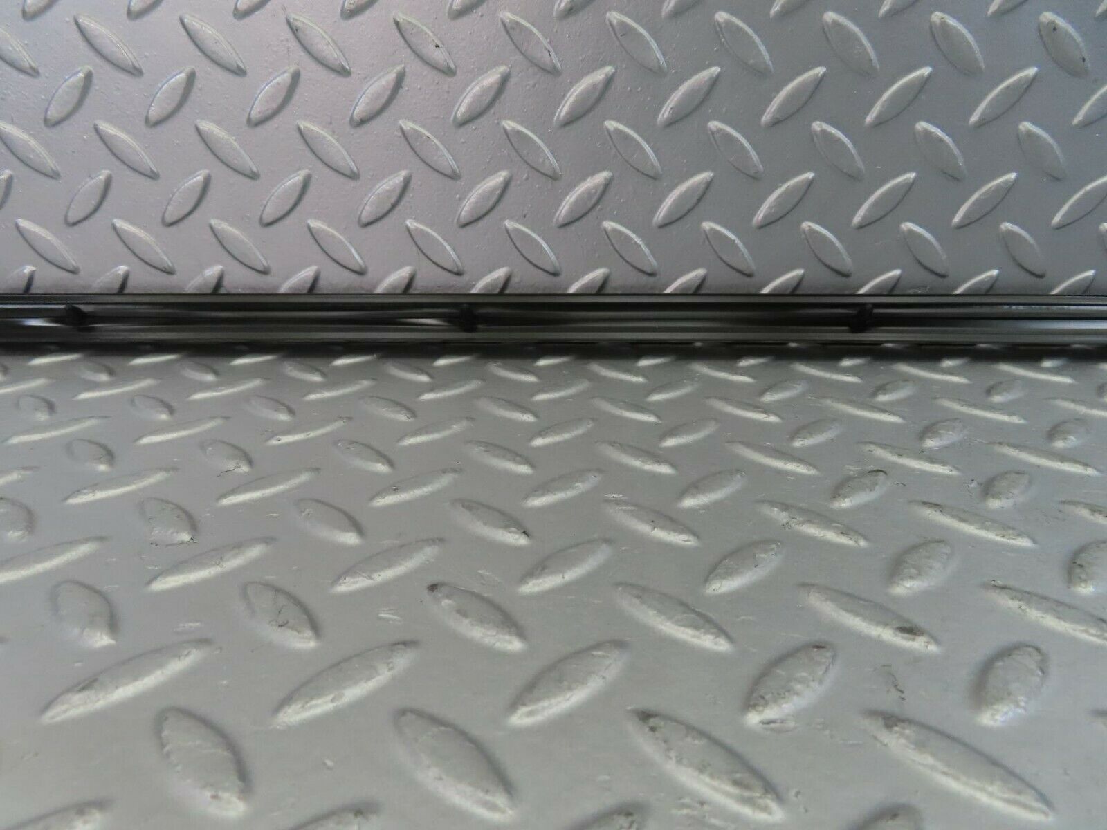 10256 Mercedes-Benz W123 Front Left Door Centre Moulding Trim