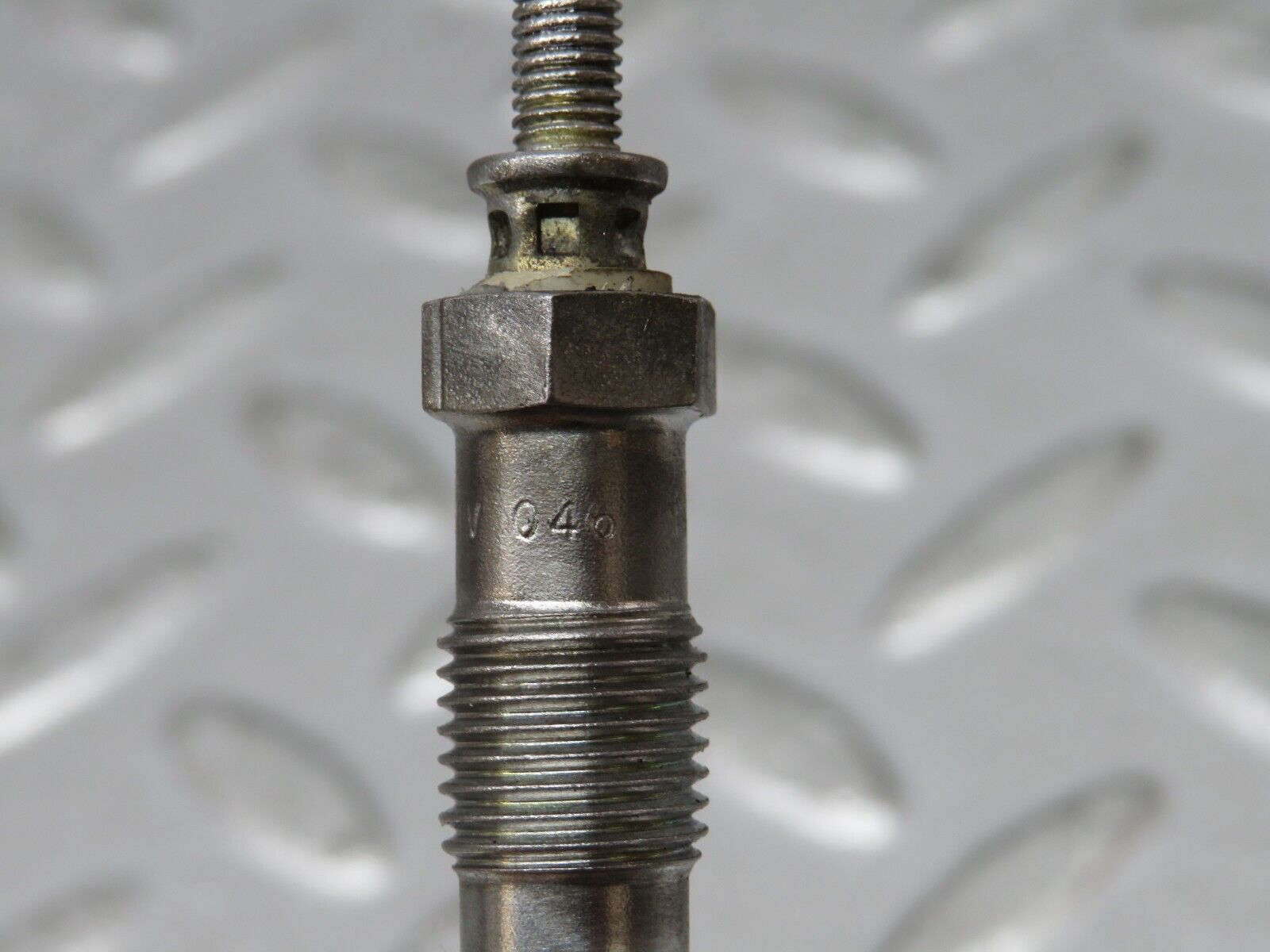 32895 Mercedes-Benz W123 300D Glow Plug Bosch Y-902R 046