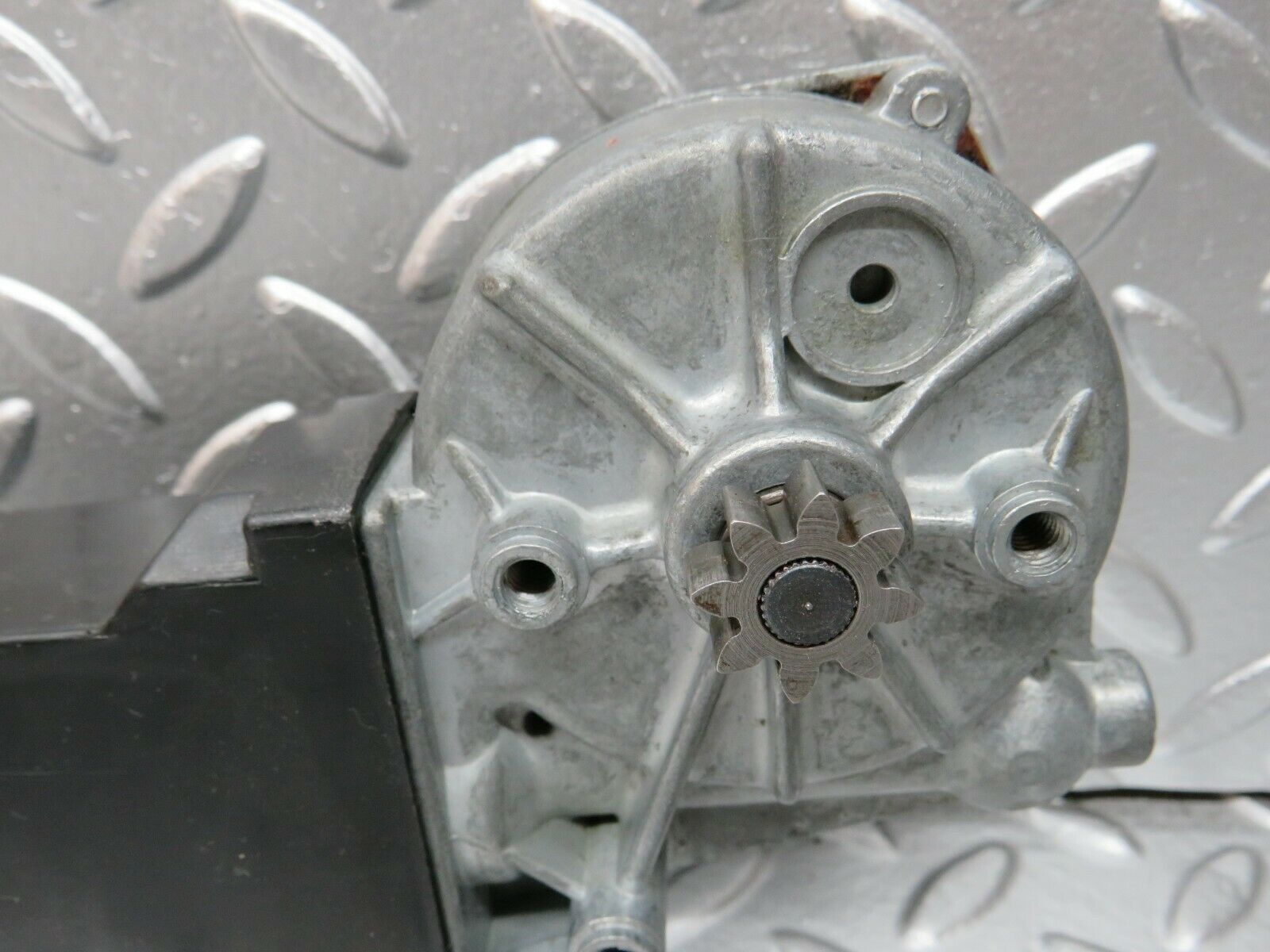 24560 Mercedes-Benz W108 Window Regulator Motor Rear Left 0132001101