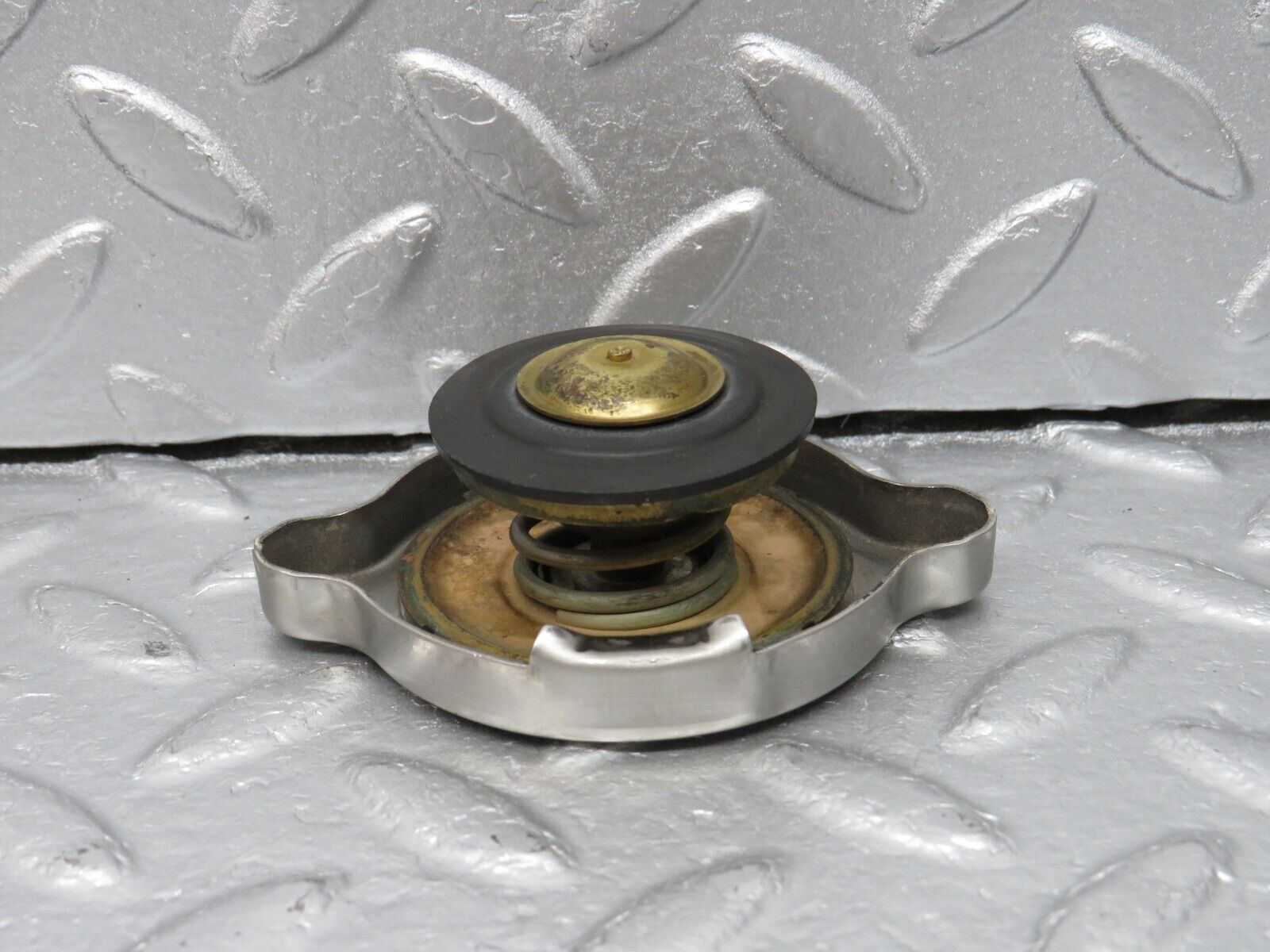 40681 Mercedes-Benz W123 300D Radiator Cap Behr 1235010015